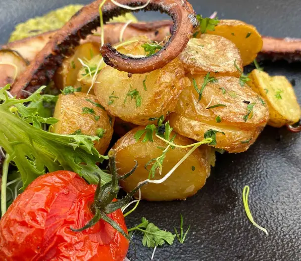 Plats savoureux préparés avec des ingrédients frais et locaux